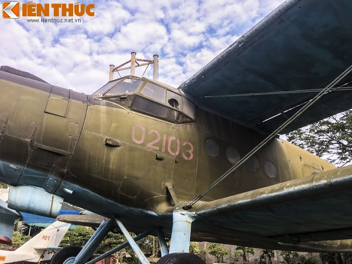 Khả năng bay lùi của An-2 được thể hiện rõ trong sách hướng dẫn bay của nó, chiếc phi cơ này không có tốc độ tối thiểu. Tốc độ tối thiểu là tốc độ mà khi máy bay bay ở tốc độ thấp hơn tốc độ này, nó sẽ bị mất lực nâng và rơi.