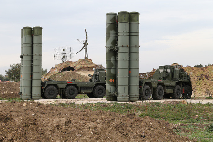 Tổ hợp tên lửa phòng không S-400 bảo vệ Không quân Nga tại căn cứ Hmeymim, tháng 12/2015. Nguồn ảnh: TASS.