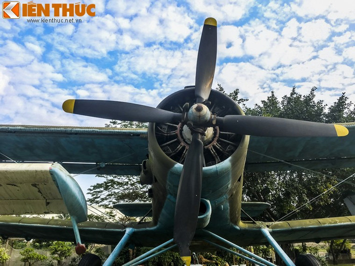 Trạng thái bay giật lùi này, dù phụ thuộc vào môi trường bên ngoài nhưng phi công An-2 vẫn hoàn toàn điều khiển được. Trong sổ tay dành cho phi công lái máy bay hai tầng cánh An-2 còn ghi rõ, khi máy bay chết máy trên không, kéo cần điều khiển hết cỡ về phía sau, giữ tư thế cất cánh, máy bay sẽ bay với tốc độ khoảng 40 km/h và hạ cánh bằng với tốc độ tương đương tốc độ hạ cánh bằng dù.