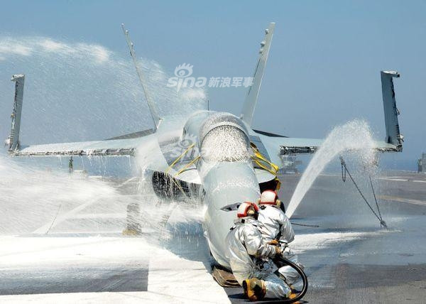 Hai ưu tiên quan trọng nhất khi một tàu sân bay bốc cháy đó là cứu hộ cho máy bay và con tàu. Trong đó, việc cứu hộ cho máy bay là quan trọng hơn cả để đề phòng nhiên liệu và vũ khí đã được trang bị lên máy bay phát nổ, kéo theo nhiều hệ lụy nguy hiểm. Nguồn ảnh: USNV.