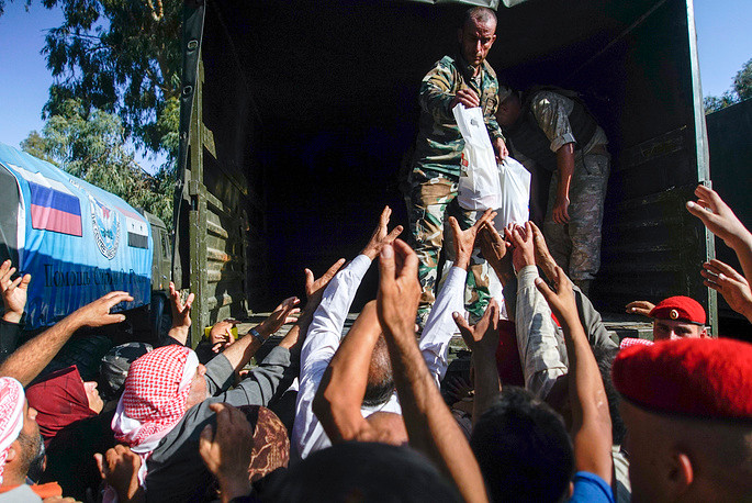 Quân đội Nga thực hiện cả công tác viện trợ nhân đạo cho người dân Syria, ngày 13/9/2017. Nguồn ảnh: TASS.
