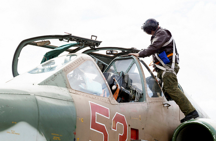 Phi công Nga lên buồng lái máy bay Su-25 chuẩn bị thực hiện một phi vụ không kích quân khủng bố. Nguồn ảnh: TASS.