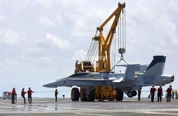 Trong quá khứ, Hải quân Mỹ đã rất nhiều lần phải nếm "trái đắng" khi xảy ra nhiều vụ tại nạn cực kỳ đáng tiếc trên tàu sân bay. Nguồn ảnh: USNV.