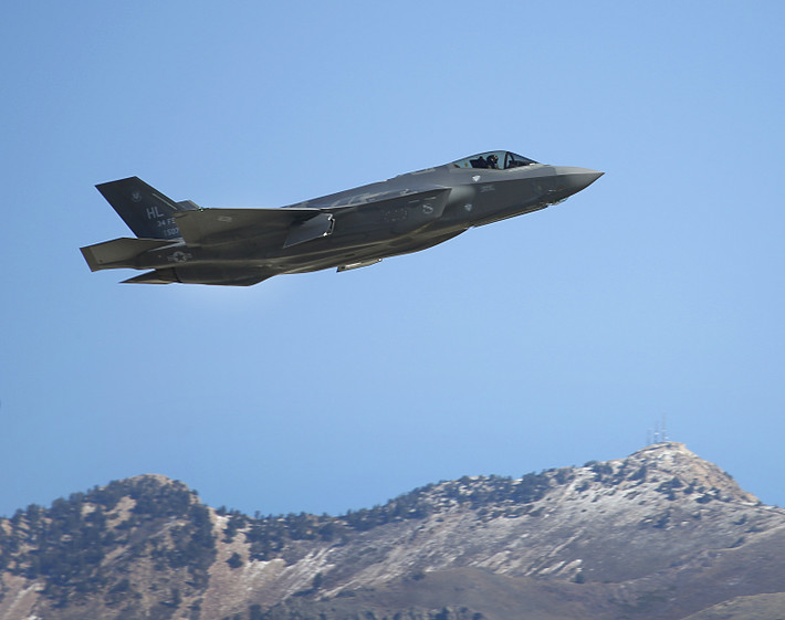 F-35 hiện đang là phiên bản chiến đấu cơ thế hệ 5 duy nhất được bán rộng rãi trên khắp thế giới. Tuy nhiên ở thời điểm hiện tại, Mỹ đang ưu tiên bán loại chiến đấu cơ này cho các quốc gia đã góp tiền đầu tư vào quá trình nghiên cứu, chế tạo F-35. Nguồn ảnh: BI.