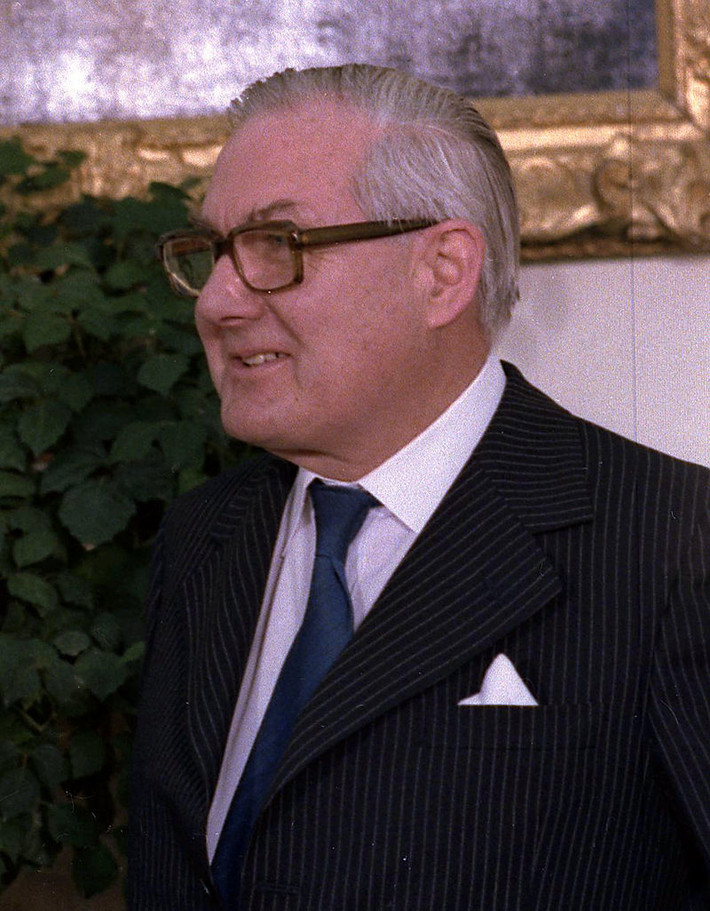Người kế nhiệm Ted Heath là James Callaghan, một thành viên của Công đảng và là người lãnh đạo nước Anh từ năm 1976 cho tới năm 1979. James Callaghan cũng được coi là một chính trị gia đa năng trong lịch sử Anh khi ông từng đảm nhiệm tốt cả vai trò của Bộ trưởng Tài chính và Bộ trưởng Ngoại giao.