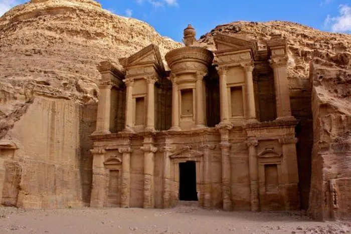 Người Nabatea, một dân tộc Ả Rập sống ở vùng vịnh Aqaba (Jordania ngày nay), đã xây dựng một hệ thống đường ống, kênh đào và công trình trữ nước phức tạp nhằm đưa nước từ các con suối ở một đồi núi xa xôi đến Petra - một thành phố trong vực đá ở trung tâm Arab.