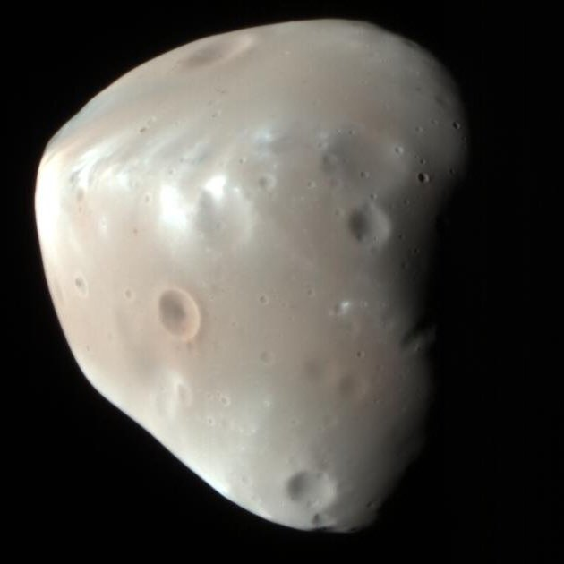 Deimos là một trong hai vệ tinh tự nhiên của sao Hỏa, được phát hiện vào năm 1877 bởi nhà thiên văn học người Mỹ Asaph Hall.