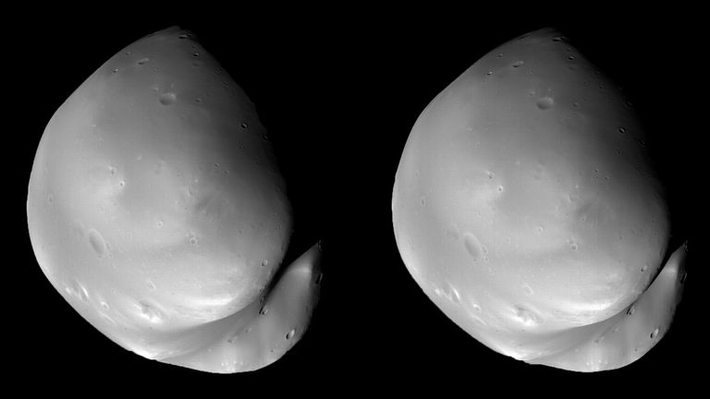 Tương tự như Phobos, Deimos có hình dạng không đều và bề mặt của nó rất gồ ghề, với nhiều vết nứt và khe hẹp trên bề mặt.