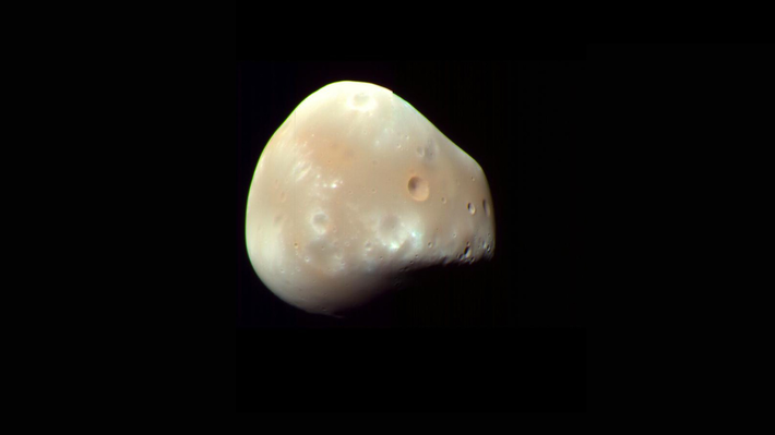 Deimos là vệ tinh nhỏ hơn so với vệ tinh kia của sao Hỏa - Phobos, có đường kính khoảng 15 km và nặng chỉ khoảng 1/10000 khối lượng của Trái đất.