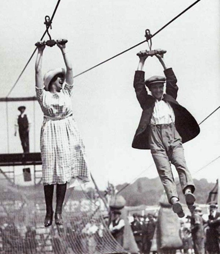4. Một cặp vợ chồng chơi đu dây đầu tiên tại hội chợ, năm 1923.