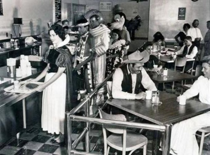 8. Nhân viên và quán cà phê Disneyland trong năm 1961.