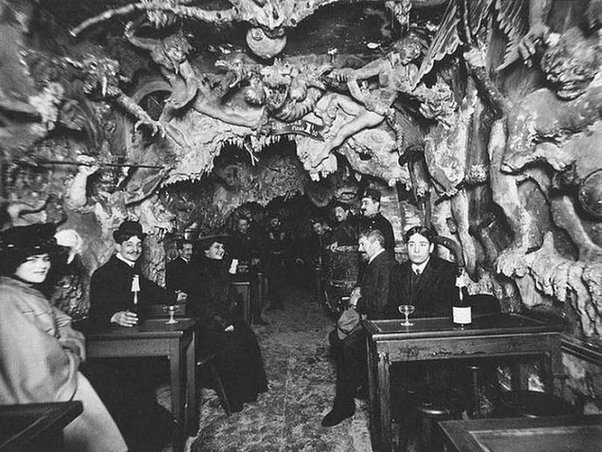 6. Cà Phê Địa Ngục tại Paris vào năm 1920.