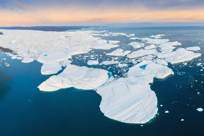 Sông băng Steenstrup là một trong những dòng sông băng ổn định nhất của Greenland. Đến năm 2018, lượng băng của Steenstrup đột ngột giảm. Đến năm 2021, tốc độ băng tan đã tăng gấp bốn lần và lượng băng mà nó đổ ra đại dương đã tăng lên gấp đôi.