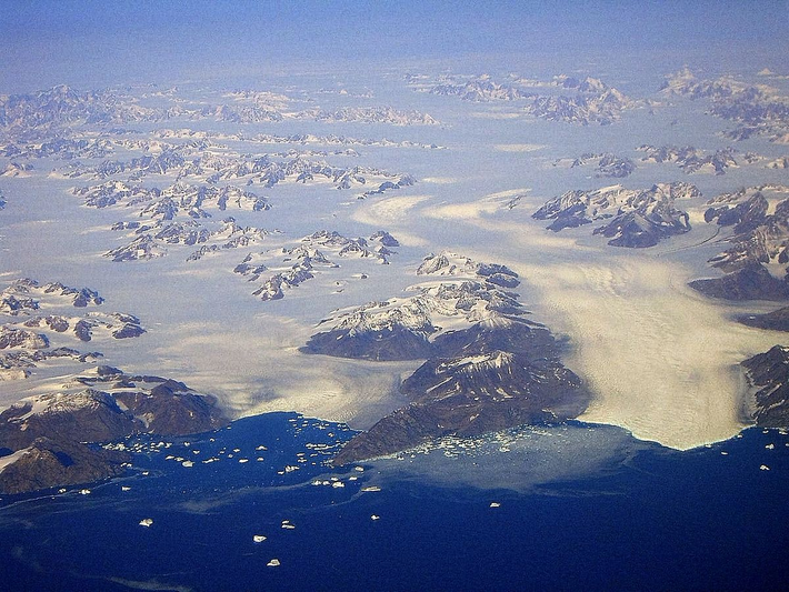 Các nhà khoa học cũng cho biết rằng sự tan chảy của băng ở Greenland đang đóng góp đáng kể vào việc tăng mực nước biển toàn cầu.