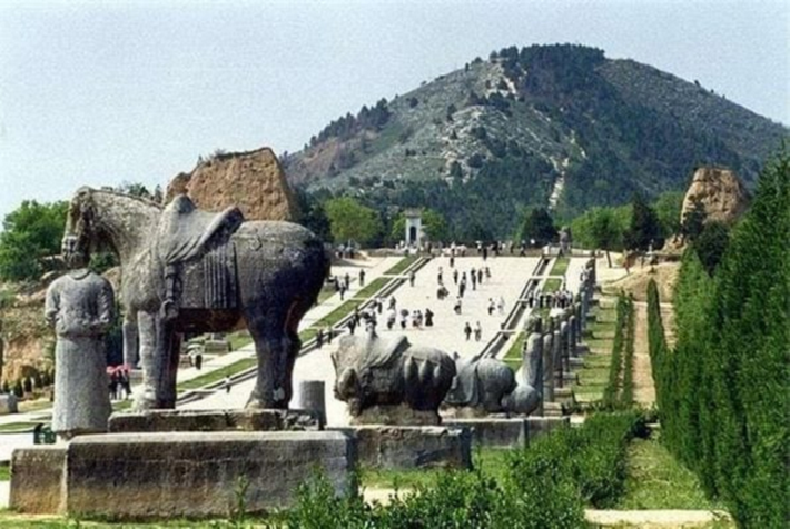 Càn Lăng tọa lạc trên đỉnh núi Lương Sơn, nay trở thành công trình kiến trúc nổi tiếng thuộc huyện Càn, tỉnh Thiểm Tây, Trung Quốc. Càn Lăng được xây dựng từ năm 684 và phải xây ròng rã trong suốt 23 năm sau mới hoàn thành.