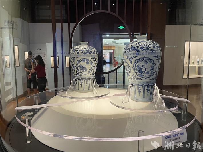 Lăng mộ Dĩnh Tĩnh Vương Chu Đống được xây dựng bằng đá, đặc biệt là đá ven biển. Với sự sáng tạo và tinh tế, người ta đã tạo ra những đường nét kiến trúc tuyệt đẹp, tùy theo các thành phần khác nhau của lăng mộ này, bao gồm cửa chính, sân trước, đường hành lang và phần mộ chính.