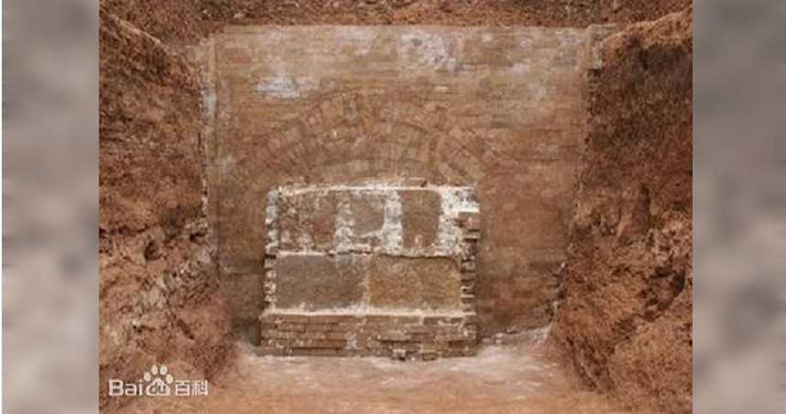 Biết được thông tin nên lăng mộ của vị hoàng tử này luôn bị mộ tặc nhòm ngó. Vào một đêm năm 2004, khi người dân trong làng đang say ngủ thì bất ngờ bị "đánh thức" bởi 9 tiếng nổ lớn.