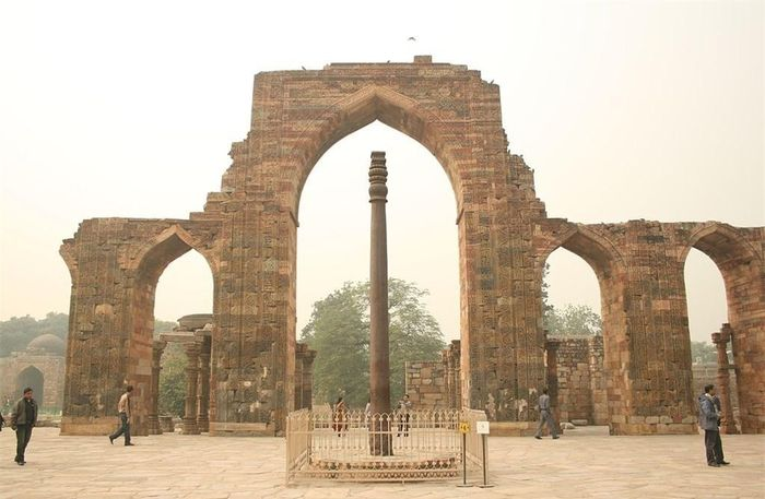 Cột sắt Delhi, còn được gọi là "Chân của thần Vishnu”, là một trong những di sản văn hóa quan trọng nhất của Ấn Độ và được coi là biểu tượng của niềm tin vô hạn cũng như lòng dũng cảm và sức mạnh của đất nước.