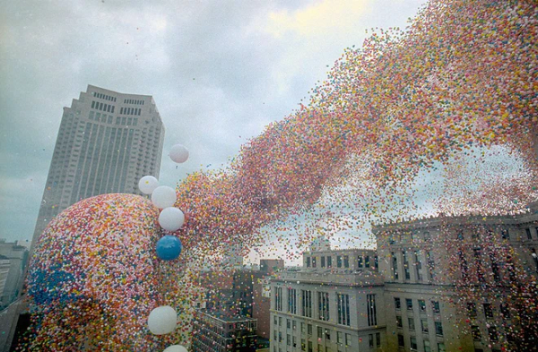 Ngày 27/9/1986, người dân tại thành phố Cleveland, bang Ohio, Mỹ, đã vô cùng phấn khởi chào đón một sự kiện dự tính sẽ tạo nên một kỷ lục thế giới mới. Đó chính là lễ hội bóng bay Balloonfest, được tổ chức phi lợi nhuận United Way thực hiện nhằm gây quỹ từ thiện, đồng thời họ cũng muốn phá vỡ kỷ lục trước đó bằng cách thả lên trời cùng lúc 2 triệu quả bóng bay.