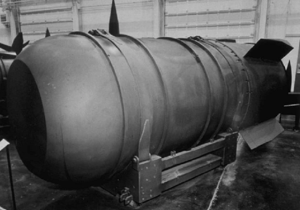 Ngày 5/2/1958, một máy bay phản lực của không quân Mỹ đâm phải một máy bay ném bom B-47 mang theo một quả bom hạt nhân nặng trên 3 tấn. Viên phi công lo quả bom có thể phát nổ sau cú va chạm nên đã thả xuống vùng nước ở Savannah, bang Georgia. Lực lượng hải quân sau đó ra sức tìm kiếm nhưng không tìm thấy.