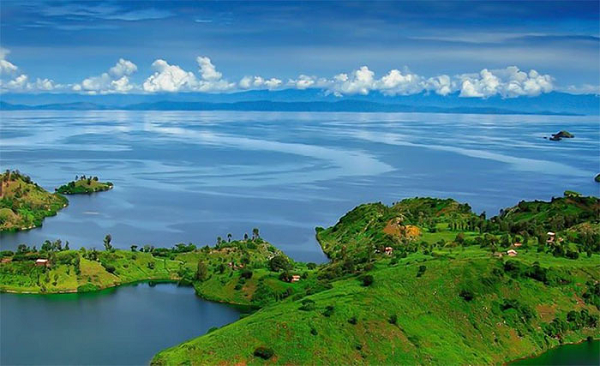 Khác biệt với vẻ ngoài nên thơ như tranh vẽ, hồ Kivu chẳng hề yên bình. Các hoạt động địa chất và núi lửa suốt hàng ngàn năm đã tích tụ một lượng lớn khí methane và CO2 dưới lòng hồ.