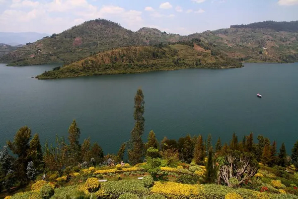 Trải dài qua biên giới giữa Rwanda và Cộng hòa Dân chủ Congo, Kivu là một trong chuỗi các hồ nằm dọc theo Đới tách giãn Đông Phi (EAR), nơi lục địa châu Phi đang dần bị tách ra bởi các lực kiến tạo.