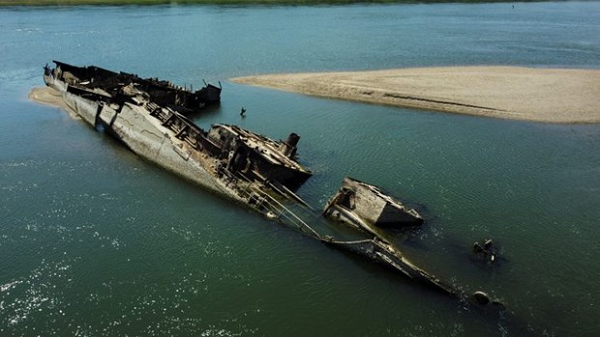 Tuy vậy, đợt hạn hán năm nay đã khiến cho hơn 20 tàu chiến khác nhô lên trên một khúc sông Danube gần Prahovo ở miền Đông Serbia, và nhiều trong số đó vẫn chứa hàng tấn đạn dược và chất nổ, trở thành mối đe dọa cho việc vận chuyển.