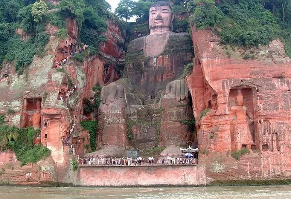 Lạc Sơn Đại Phật còn có tên gọi là Lăng Văn Đại Phật hay Gia Định Đại Phật, được xây dựng từ đời Đường. Do ảnh hưởng của nắng nóng kéo dài kèm theo lượng mưa thấp đã khiến toàn bộ phần chân của tượng phật vốn bị chìm trong nước sông đã bất ngờ lộ diện hoàn toàn.