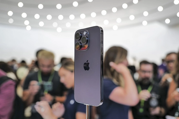 Nếu màu tím trên iPhone 14/14 Plus được nhà sản xuất xử lý theo hướng sáng, nhạt thì Apple lại mang một màu tím than lên bộ đôi iPhone 14 Pro. Kết hợp với lớp hoàn thiện nhám trên bề mặt, iPhone 14 Pro trông sang trọng và có phần nam tính.