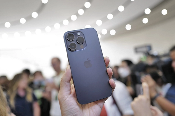 Năm nay, bộ đôi iPhone 14 Pro của Apple đánh dấu lần đầu tiên sau nhiều năm thiết kế khuyết đỉnh (tai thỏ) được loại bỏ, đi kèm đó là tuỳ chọn màu tím chưa từng có trên bất kỳ phiên bản iPhone Pro.
