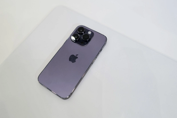 Với tên gọi "Deep Purple", sắc tím trên bộ iPhone 14 Pro/Pro Max thiên về tông tối và tương đối đậm. Màu sắc này khác với sắc tím từng xuất hiện trên loạt iPhone XR, iPhone 11, 12 series, hay iPhone 14/14 Plus cùng ra mắt trong sự kiện.