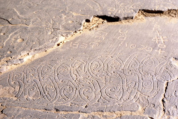 Tiếp tục đi theo vòng tròn này, chúng ta sẽ đến kinh đô Persepolis của Đế quốc Ba Tư cổ đại, thành phố cổ Mohenjo - Daro, đền thờ thần Ammon trên ốc đảo Siwa, và thành phố bị thất lạc Petra - một trong bảy kỳ quan mới của thế giới cổ đại.