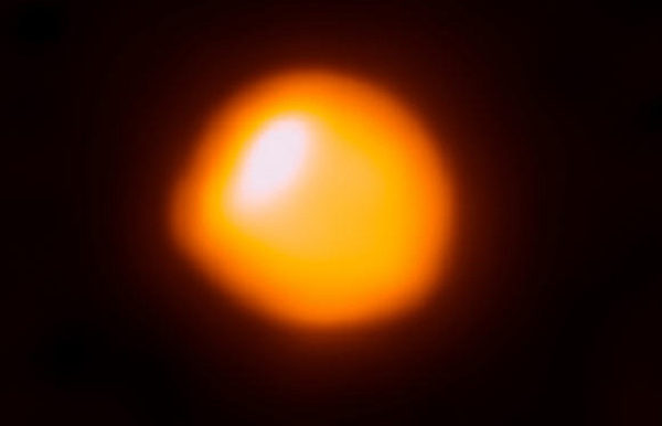 Betelgeuse đã nhiều lần cho thấy những dấu hiệu rõ ràng của sự hấp hối khi nó nhiều lần mờ đi rồi sáng rõ.