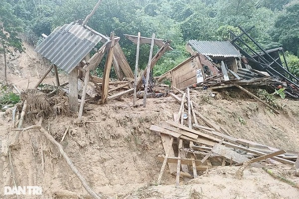 Nhiều ngôi nhà ở xã Tà Cạ, Hữu Kiệm bị hư hỏng nặng sau cơn lũ quét (Ảnh: N.D).