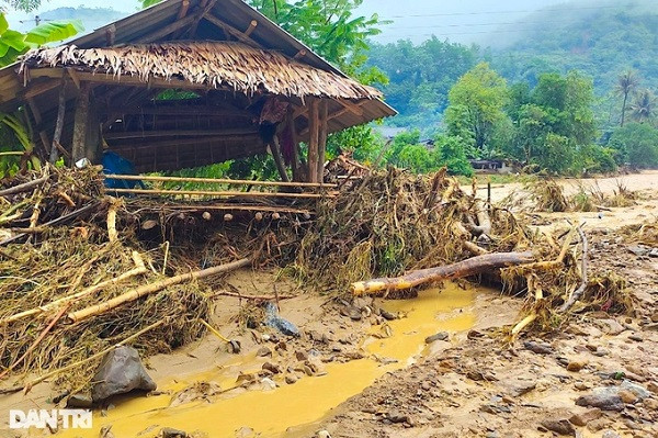 Ngày 5/9, ông Thò Bá Rê - Phó Chủ tịch UBND huyện Kỳ Sơn (Nghệ An) cho biết, lũ ống, lũ quét xuất hiện sau mưa lớn vào đêm 4/9 đến rạng sáng 5/9 khiến nhiều xã của huyện này bị thiệt hại nặng nề (Ảnh: N.D).