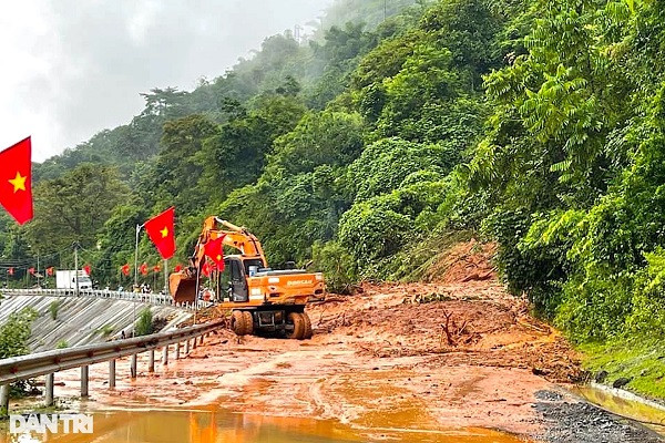 Công tác khắc phục hậu quả sau lũ quét, lũ ống đang được các lực lượng huyện Kỳ Sơn triển khai (Ảnh: N.D).