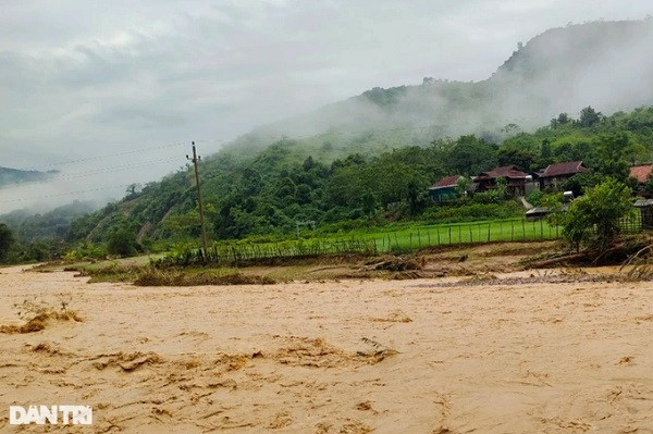 "Toàn xã có khoảng 30 nhà bị nước, đất sạt lở tràn vào, 20 điểm sạt lở ta luy dương làm tắc đường. Ngoài ra một số bản như Xốp Thặp (xã Hữu Lập) đi bản Lưu Hóa (xã Chiêu Lưu) có 4 cầu tràn bị ngập lụt. Hiện nay, cầu Bản Na và cầu Xốp Thặp chưa thể qua lại được; có khoảng 25 ha ruộng lúa bị mất trắng, khoảng hơn 30 ao cá lớn, nhỏ bị cuốn trôi. Rất may không có thương vong về người", ông Lô Đình Thụ nói (Ảnh: N.D).