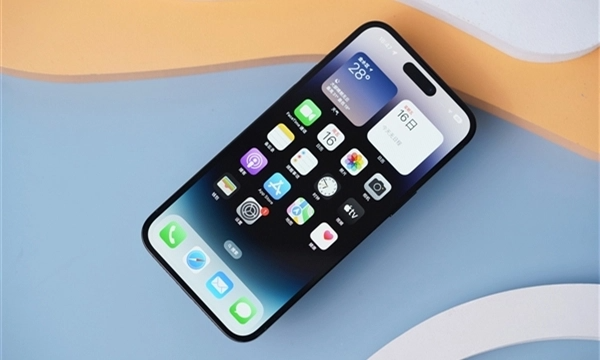 Một báo cáo mới đây cũng cho biết Apple sẽ triển khai tính năng Dynamic Island đến với tất cả thành viên iPhone 15, nhưng tính năng màn hình LTPO/120 Hz vẫn chỉ giới hạn trên các mẫu cao cấp.