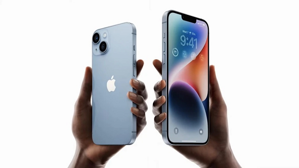 iPhone 14 gồm 4 phiên bản là iPhone 14 (màn hình 6,1 inch), iPhone 14 Plus (6,7 inch), iPhone 14 Pro (6,1 inch) và Pro Max (6,7 inch). Bộ đôi Pro sở hữu dải khuyết mới, camera và hiệu năng được nâng cấp mạnh.