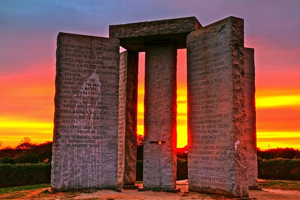 Georgia Guidestones (Những tảng đá soi đường ở Georgia) là những chỉ dẫn tạo ra dành cho thế hệ sau. Những điều răn đó, bao gồm những quy tắc như "Duy trì nhân loại dưới 500.000.000 người" và "Hướng dẫn sinh sản một cách khôn ngoan, cải thiện thể chất và sự đa dạng" được viết bằng 8 ngôn ngữ và tất cả đều được khắc trên đá.