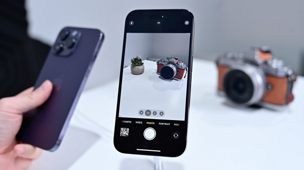 iPhone 14 Pro có 3 camera ở mặt sau, gồm một camera chính góc rộng, một camera góc siêu rộng và một camera tele với khả năng zoom 3x. Đặc biệt, ống kính chính có tiêu cự rộng hơn, từ 26 mm trên các mẫu iPhone trước đây chuyển thành ống kính 24 mm.