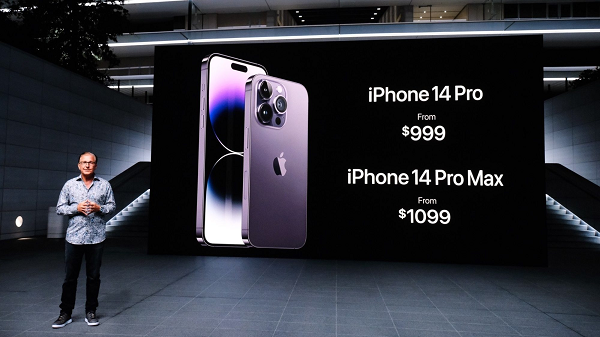 Đối với iPhone 14, phiên bản tiêu chuẩn của dòng iPhone mới có thiết kế tương tự như các phiên bản trước. Trong đó, cùng một camera (ngoại trừ khẩu độ rộng hơn trên camera chính, tương tự như iPhone 13 Pro), cùng một màn hình và một nâng cấp nhỏ cho bộ xử lý A15 Bionic hiện có.