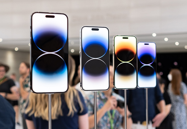 Chẳng hạn như tính năng ổn định hình ảnh quang học Sensor Shift có mặt trong iPhone 12 Pro Max đã xuất hiện trong iPhone 13.