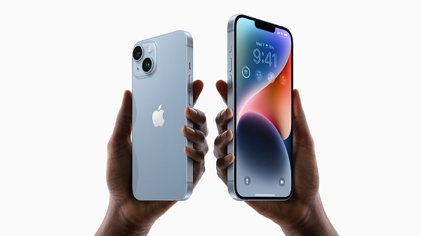 Từ sau khi Steve Jobs, cố CEO Apple, qua đời năm 2011, cũng như nhà thiết kế Jonathan Ive rời công ty năm 2019, Apple thường bị cho là thiếu đột phá trong thiết kế phần cứng, nhất là kiểu dáng iPhone dần trở nên nhàm chán.