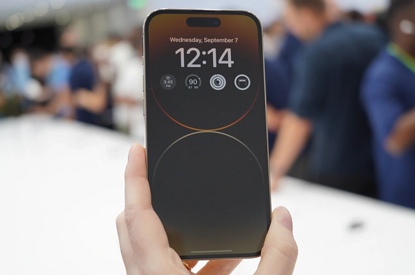 Đó không phải là một sự khác biệt quá lớn nhưng vẫn kém xa các đối thủ Android, nơi có những sản phẩm có thể phục hồi thời lượng pin lên đến 90% chỉ sau 30 phút sạc.
