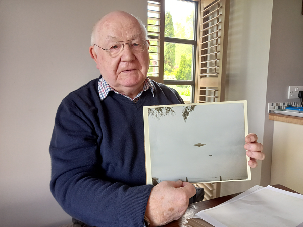"Biên tập viên của Daily Record lúc đó đã gửi hình ảnh cho Craig Lindsay, nhân viên báo chí của RAF tại Scotland. Bản in được ông ấy chuyển cho Bộ Quốc phòng Anh tại London, cơ quan này sau đó yêu cầu ông giao cuộn film âm bản...