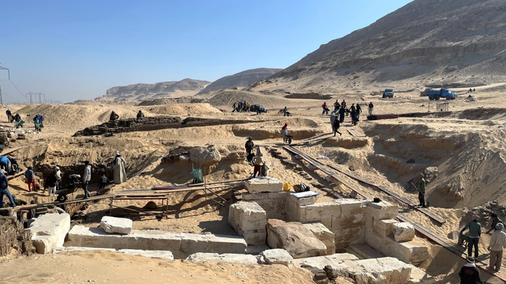 Bên trong mộ có chữ khắc màu vàng bị hư hại nghiêm trọng, khiến danh tính vị pharaoh vẫn chưa được xác định.(Ảnh: dailysabah)
