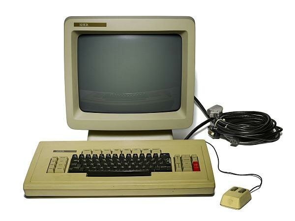 Về cấu hình, Star có CPU AMD Am2900, RAM 384KB (mở rộng lên 1,5MB), ổ cứng 10–40MB và màn hình 17 inch độ phân giải cao. (Ảnh: vnreview)