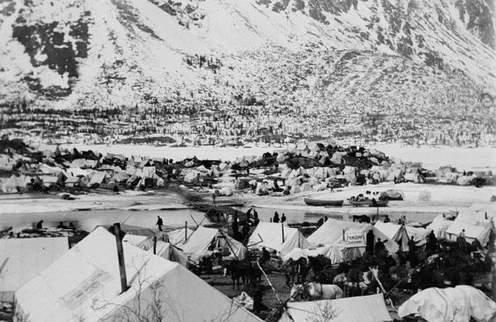 Klondike là một nhánh của sông Yukon, bắt nguồn từ Bắc Cực và chảy qua vùng đất hoang dã của Canada. Mặc dù nằm ở vùng lạnh giá, nước sông Klondike lại ôn hòa, tạo điều kiện thuận lợi cho việc khai thác vàng. (Ảnh: Sheppard Software)