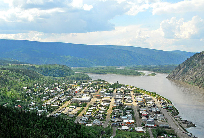 Các thị trấn như Dawson City đã phát triển mạnh mẽ, trở thành trung tâm thương mại và văn hóa của khu vực. Ngày nay, di sản của cơn sốt vàng vẫn còn hiện diện qua các bảo tàng, di tích lịch sử và các lễ hội văn hóa. (Ảnh: Wikipedia)